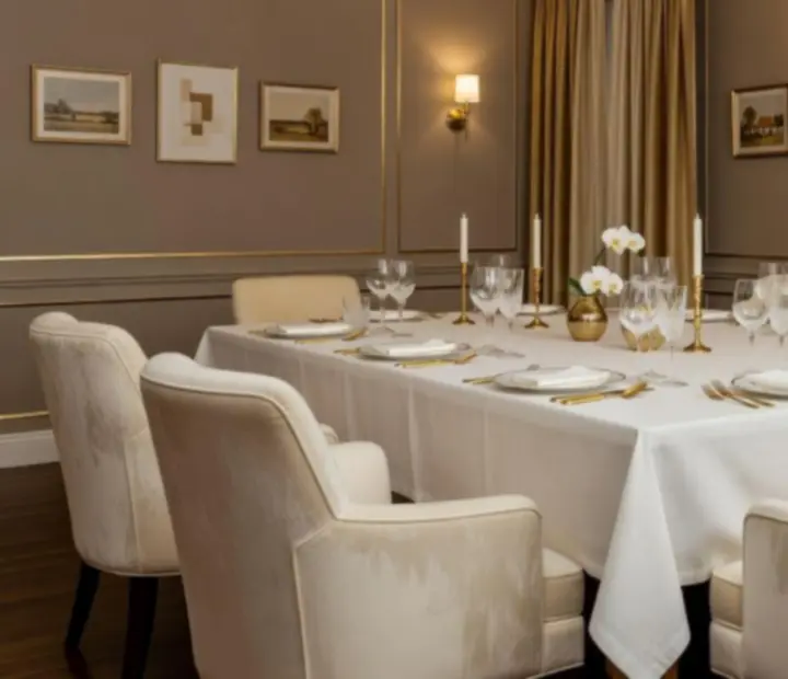 Salon privé élégant prêt à accueillir un dîner VIP